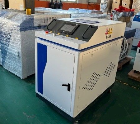 Домой 2000w 3000w Импульсная лазерная очистная машина для очистки ржавчины на металлических поверхностях с помощью системы управления Au3tech