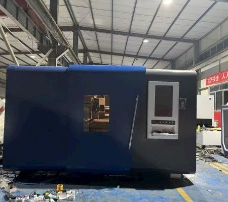 CE сертифицированная 3-6KW / 8KW / 12000W / 20000W лазерная режущая машина для металлических волокон с сервомотором Fuji / Delta / INOVANCE / Yasukawa